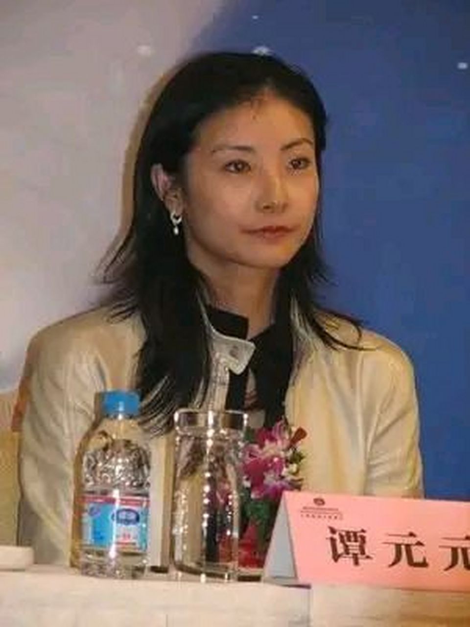 "美女主持人"杨蕾,嫁给了身价10亿的土豆网老板王微,婚后才1年,老公有