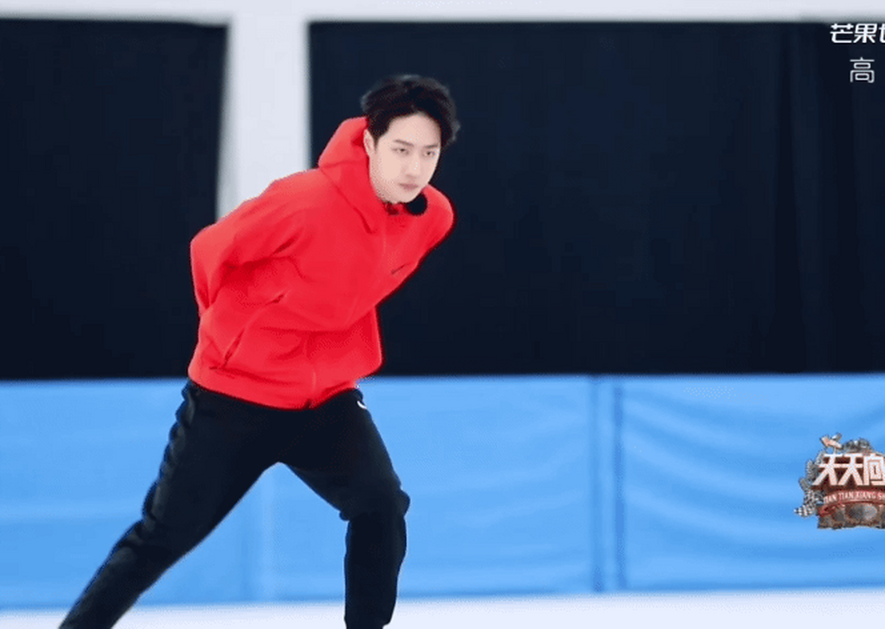 王一博滑冰也好厉害,红色上衣的王一博,靓丽的风景线,阳光,帅气,朝气
