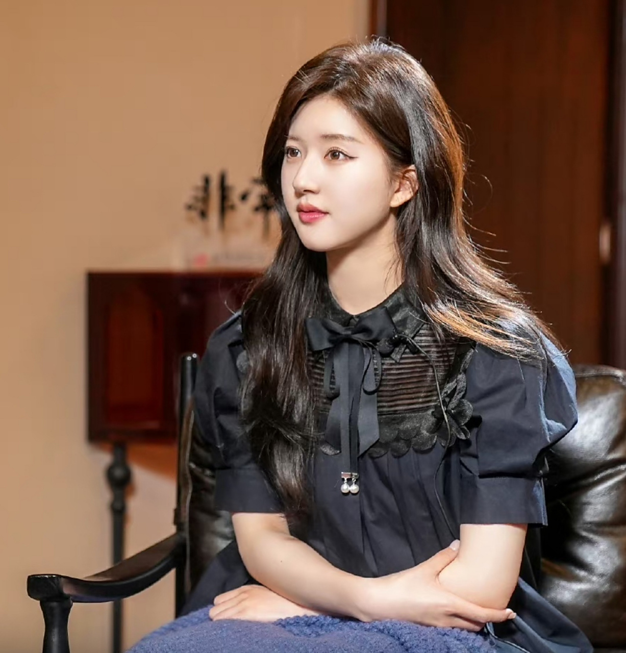 赵露思参加访谈节目,坐在演播室一副乖乖女模样,她脚上穿的是香奈儿的