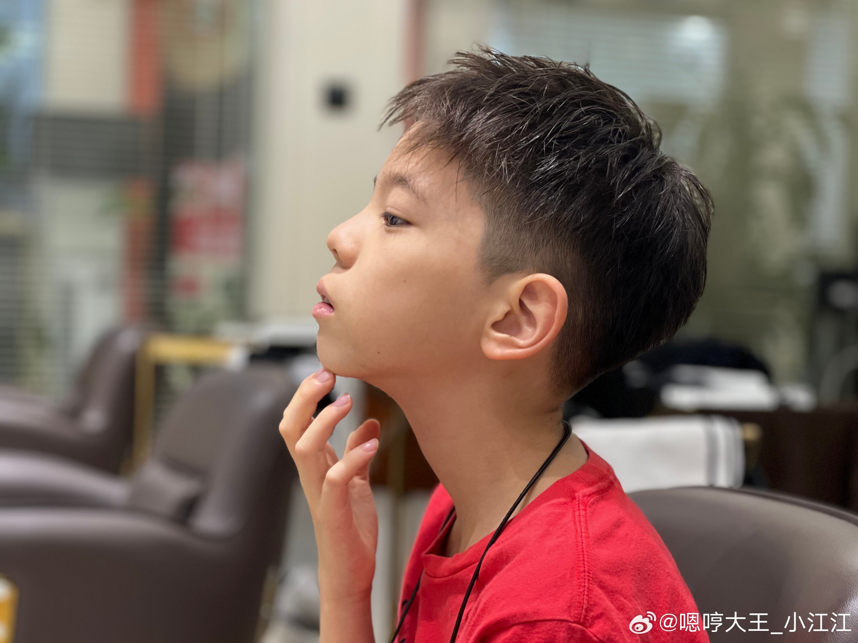 嗯哼的新发型好帅呀[亲吻][亲吻]侧脸好完美的下额线#娱乐最前沿# #嗯