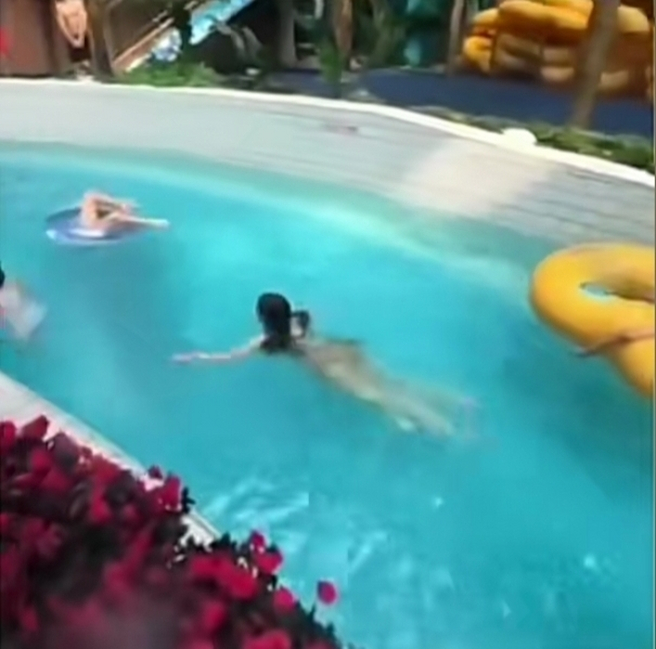 来看女朋友游泳了,怎么感觉哪里不太对