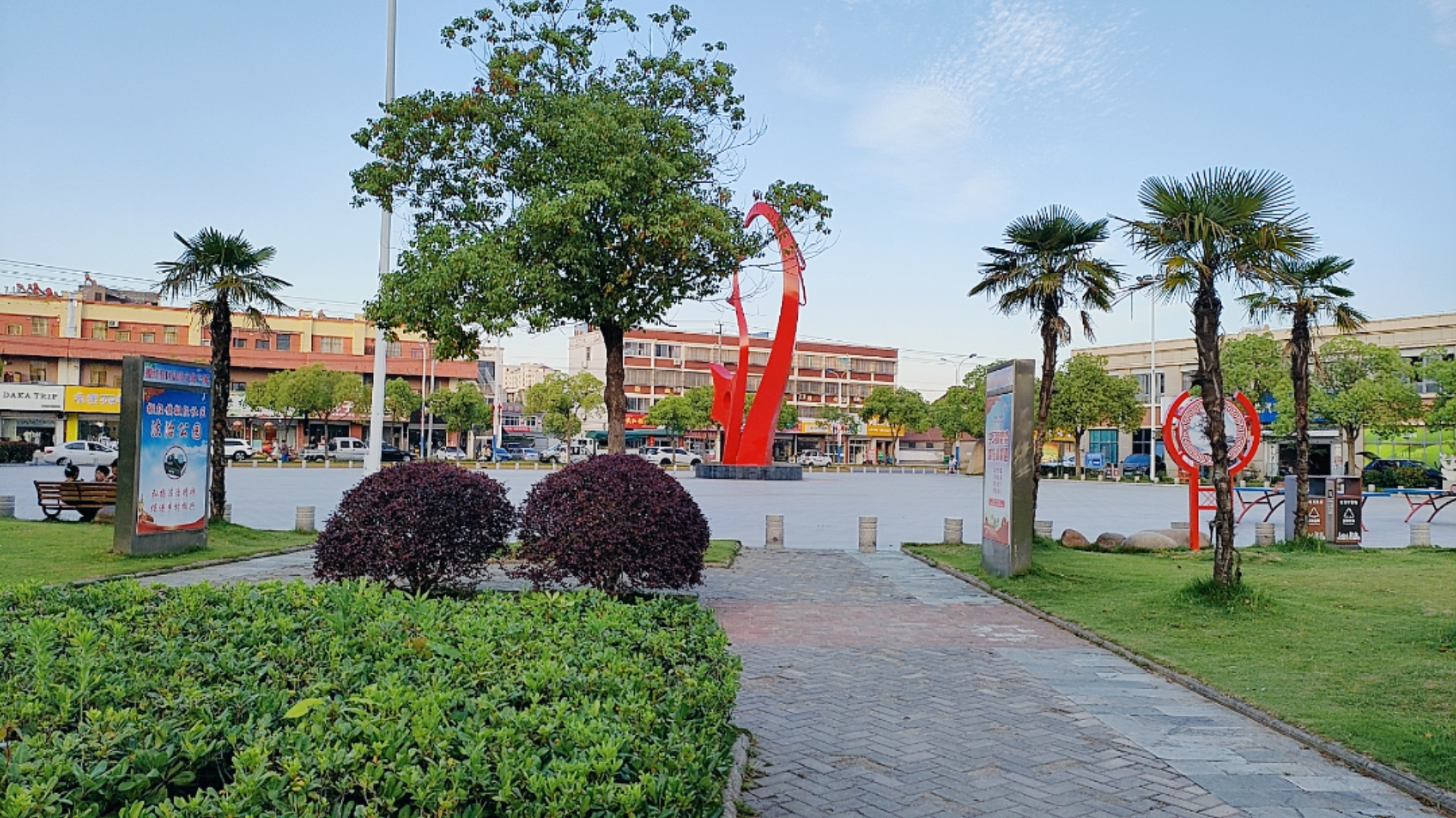 五月,走进如皋搬经镇凤凰广场,大片的绿色已成为公园里的主色调,喜欢