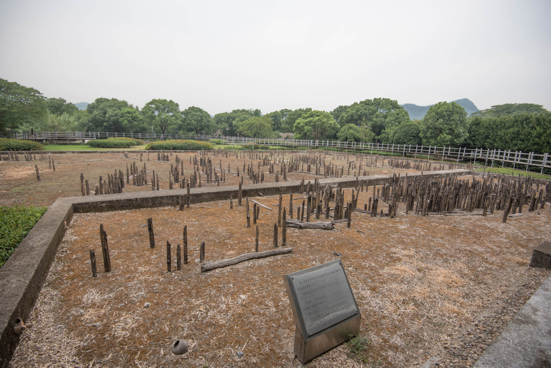 河姆渡遗址位于浙江省余姚市河姆渡镇,属于新石器时代早期,距今约7000