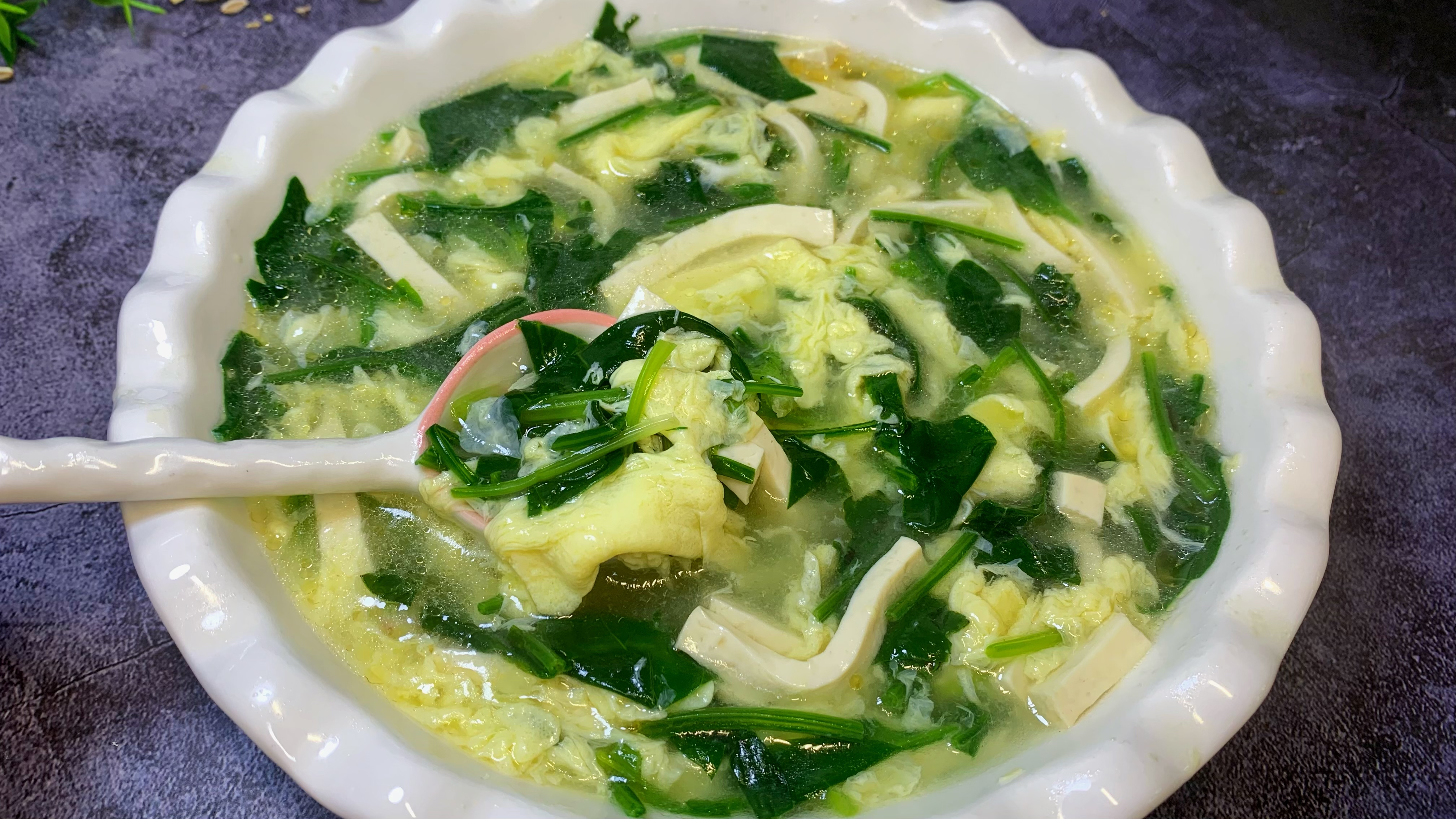 菠菜鸡蛋汤最好喝的做法,口感顺滑,鲜香味美,非常适合秋冬季喝