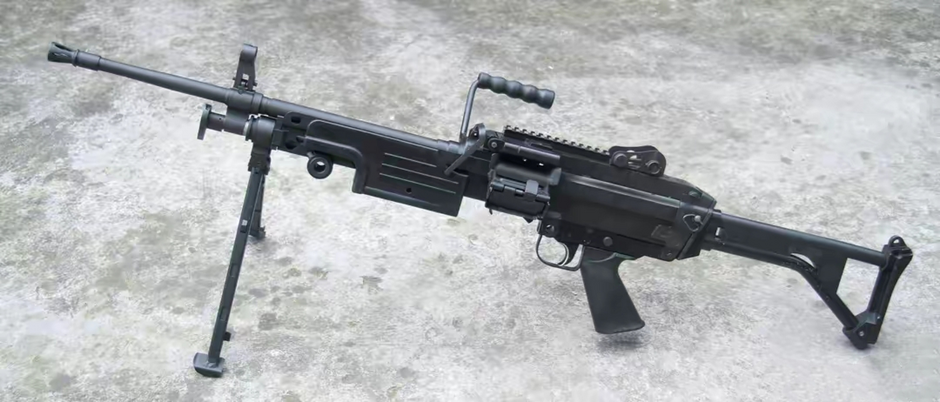 国产cs/lm8型5.56毫米轻机枪,该枪属于外贸型,主要用于出口.