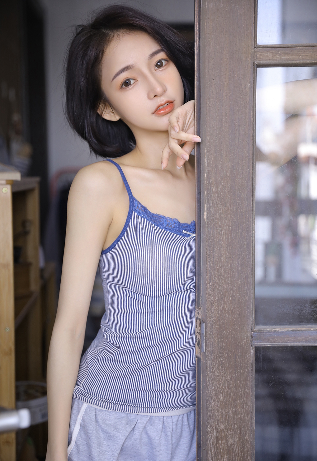 短发美女写真图片