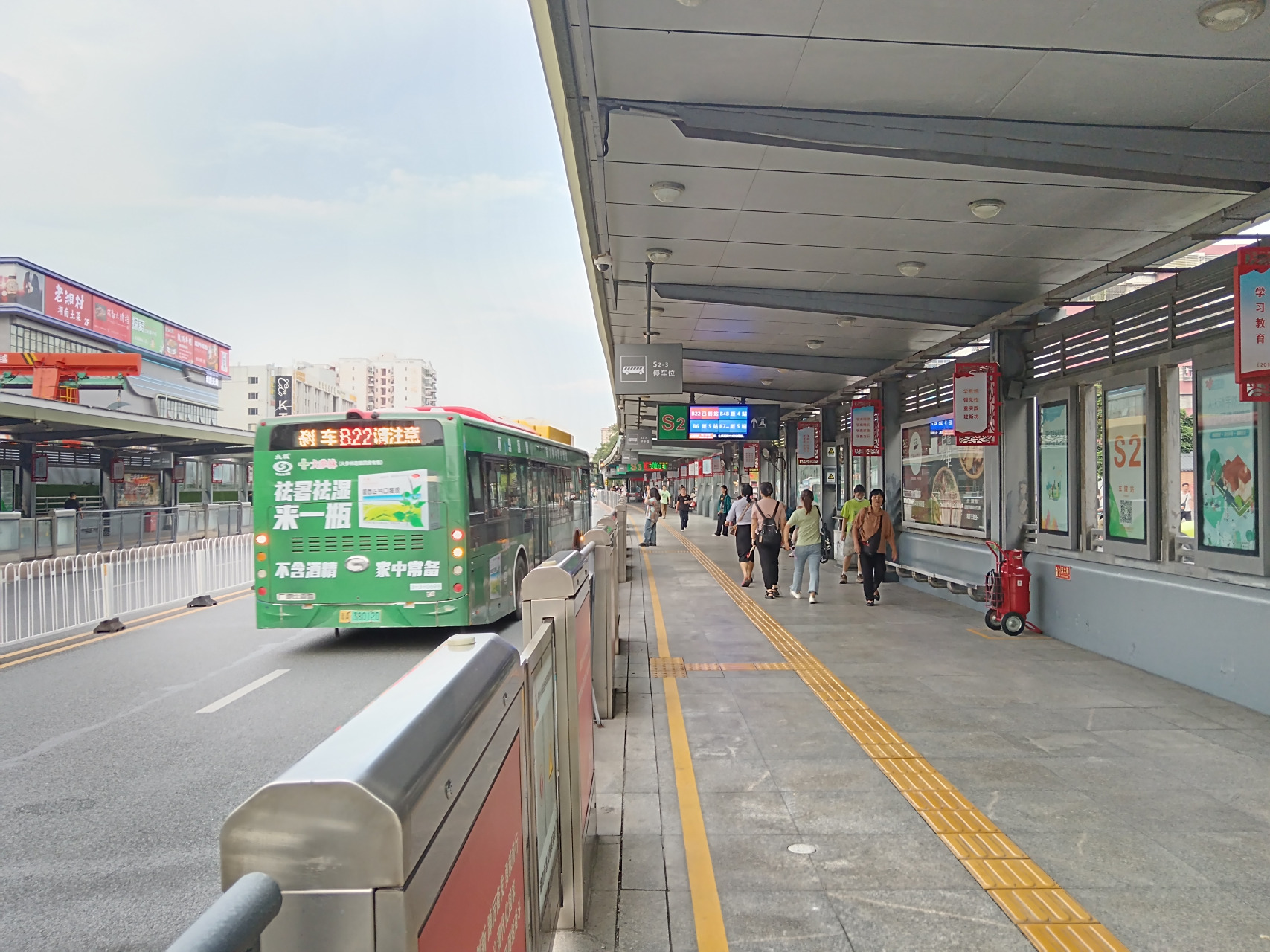 广州快速公交道称brt,只可以公交车走的道这样来达到快的目的.