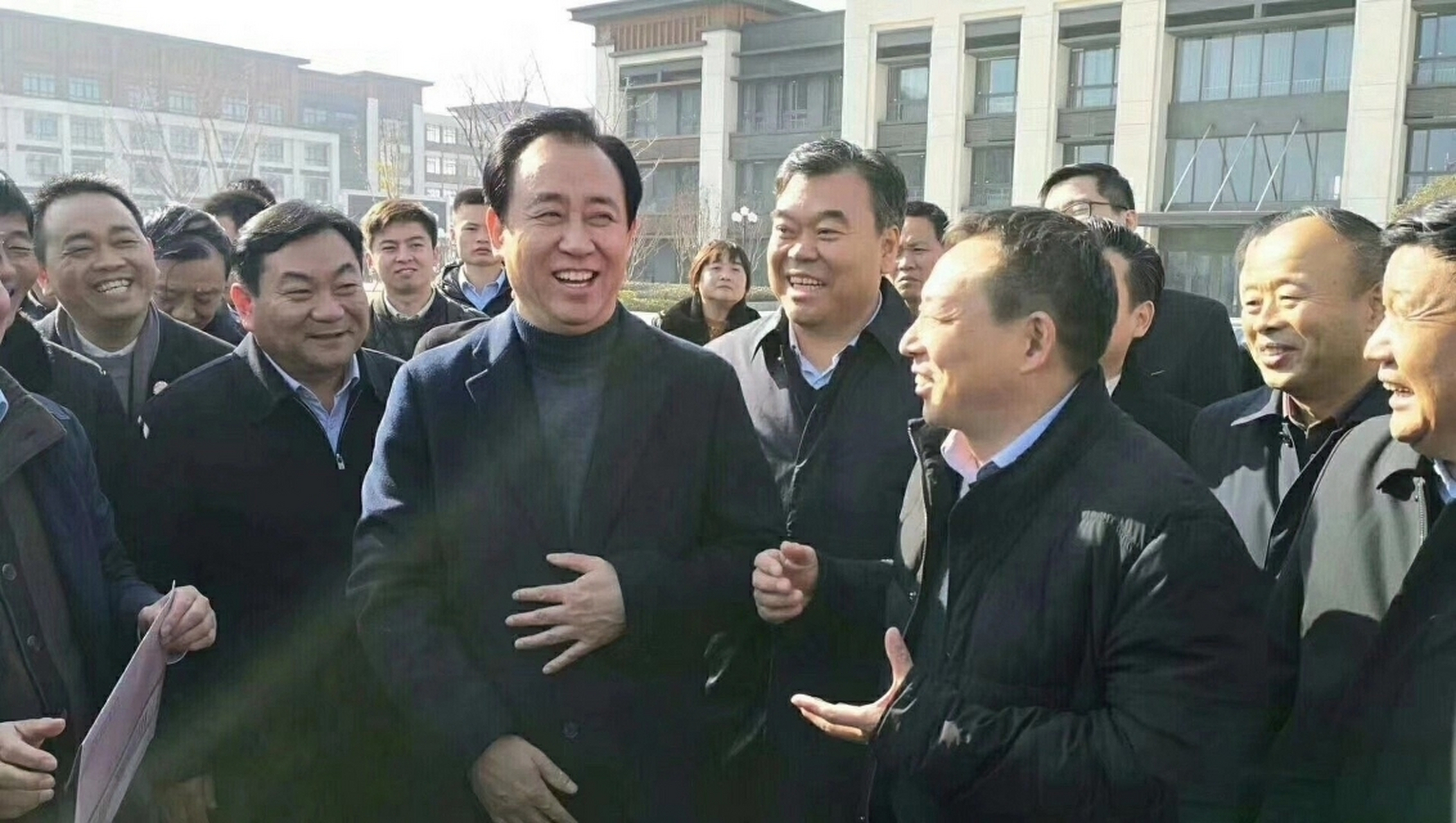 许家印最风光的时刻:回老家看望乡亲们,被万人簇拥,捐献建设的家印