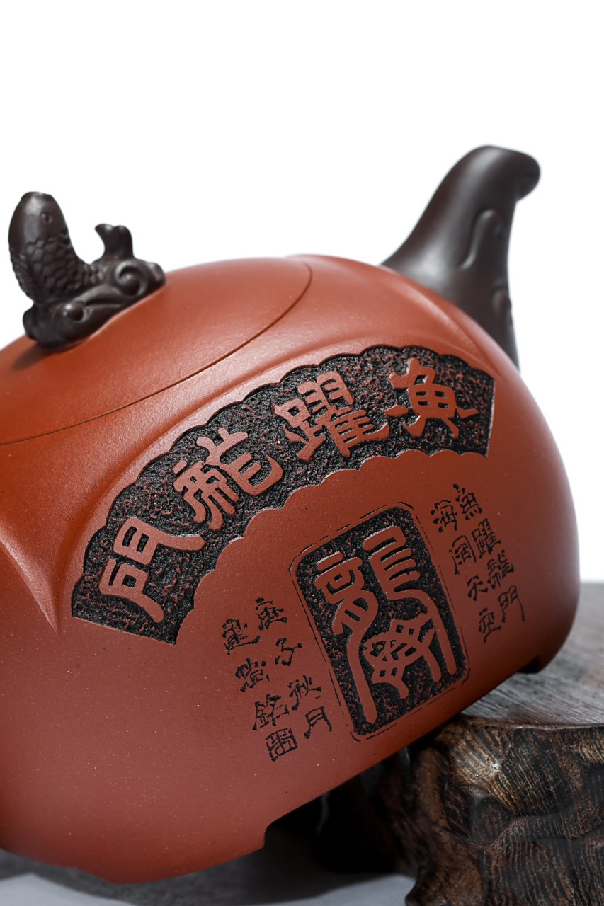 朱建伟·《鱼跃龙门》 家藏清水泥·300cc 作品的主要特点是紫砂壶上