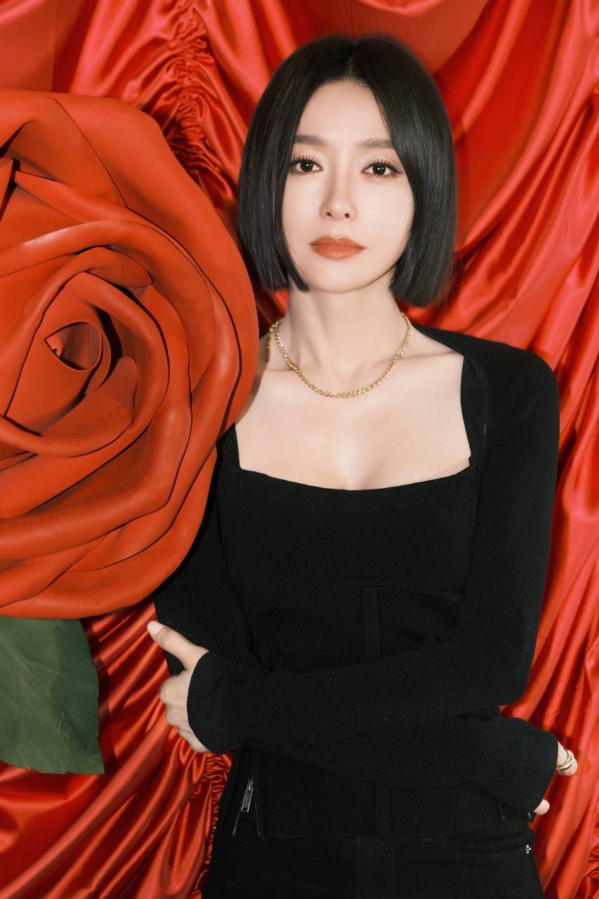 秦岚这几张照片酷似《黑暗荣耀》中乔妹的造型