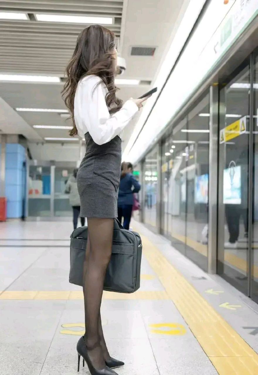 地铁站里遇到一位美女身材苗条大长腿穿黑色丝袜裙子衫衣10公分高跟鞋