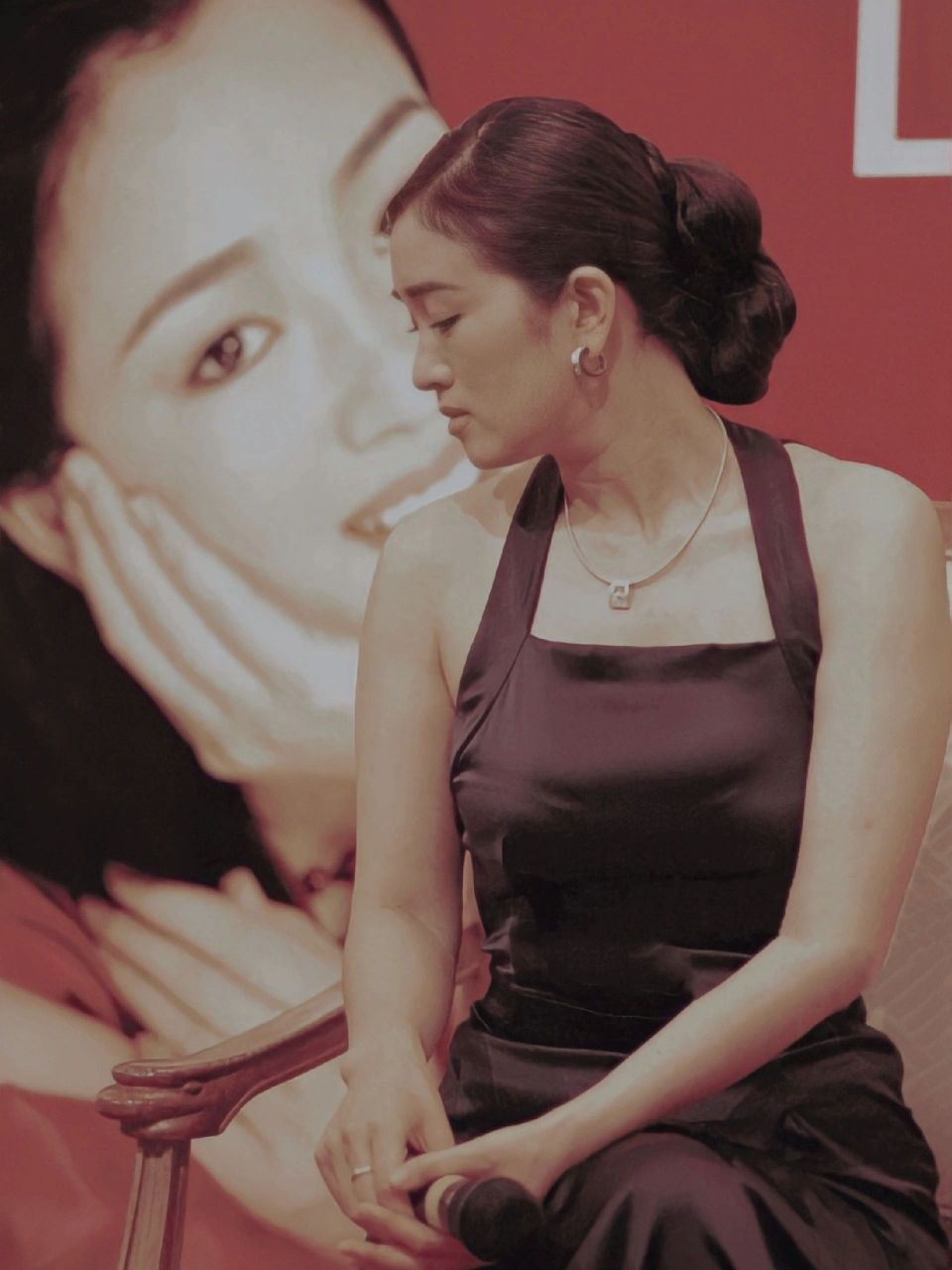 1998年,巩俐签约巴黎欧莱雅  1998年,巩俐签约成为巴黎欧莱雅品牌大使