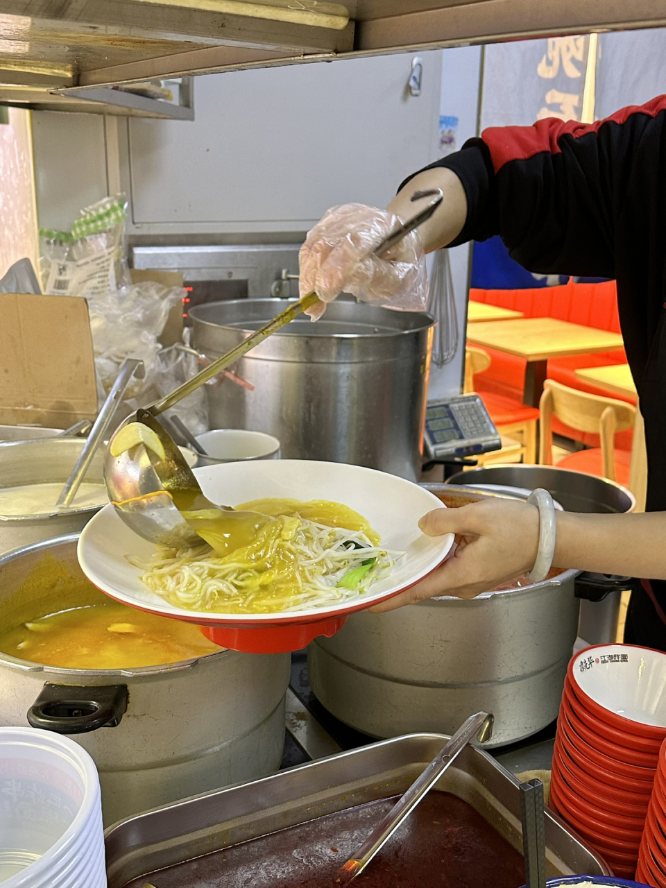 青岛十几块的炸串米线面馆,这就叫良心吧,很适合乐客城附近想吃个便饭