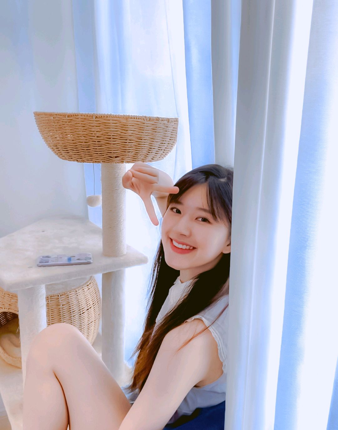 赵露思更新美照啦!身穿无袖蕾丝领上衣,清爽又甜美