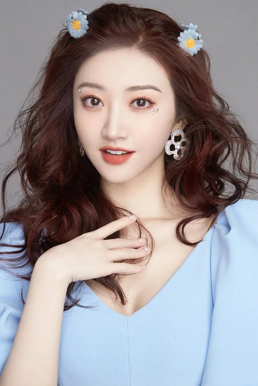 体重四十二公斤;三十五岁的女演员景甜,身高一百六十七,体重四十四