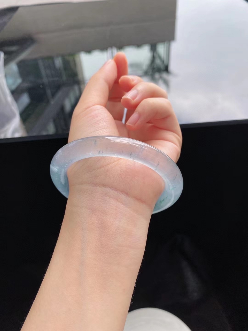 玻璃种飘蓝花圆条手镯,玉质细腻冰透,满圈泛荧光,绿花轻盈灵动,清雅