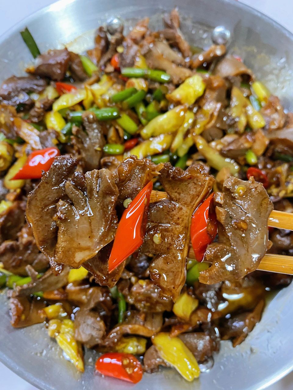 鸡胗,泡椒,小米椒,姜蒜,蒜苔 95做法: 1,洗干净的鸡胗切片,蒜苔乔 