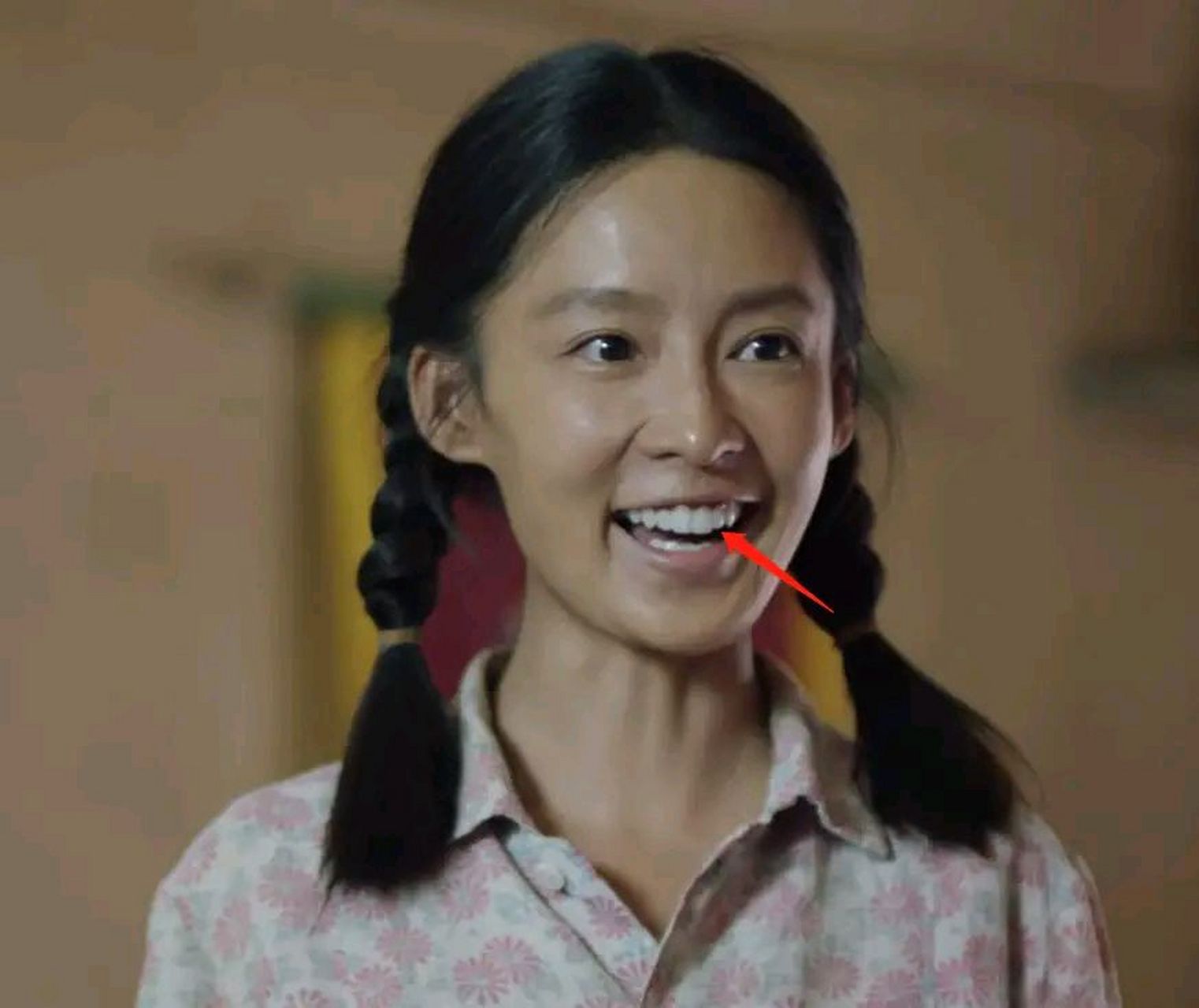 果然,李沁的牙齿又被大家吐槽了,只不过这一次因为牙太白  李沁,她