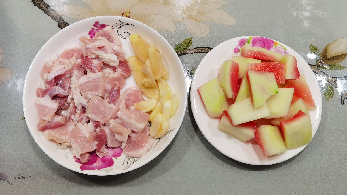 闽南酱油水之“西瓜皮炒肉片”,西瓜好吃,皮也能入菜,营养解暑