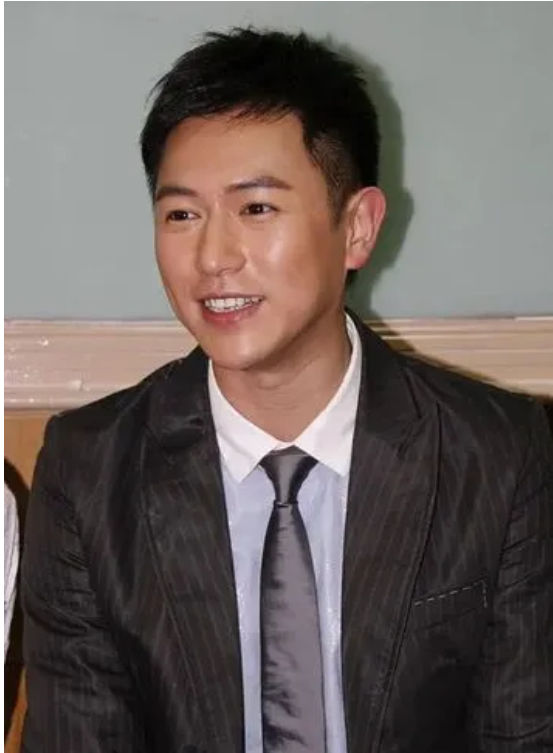 45岁陈键锋加拿大现身,发福且胡子拉碴,遭吐槽像老头