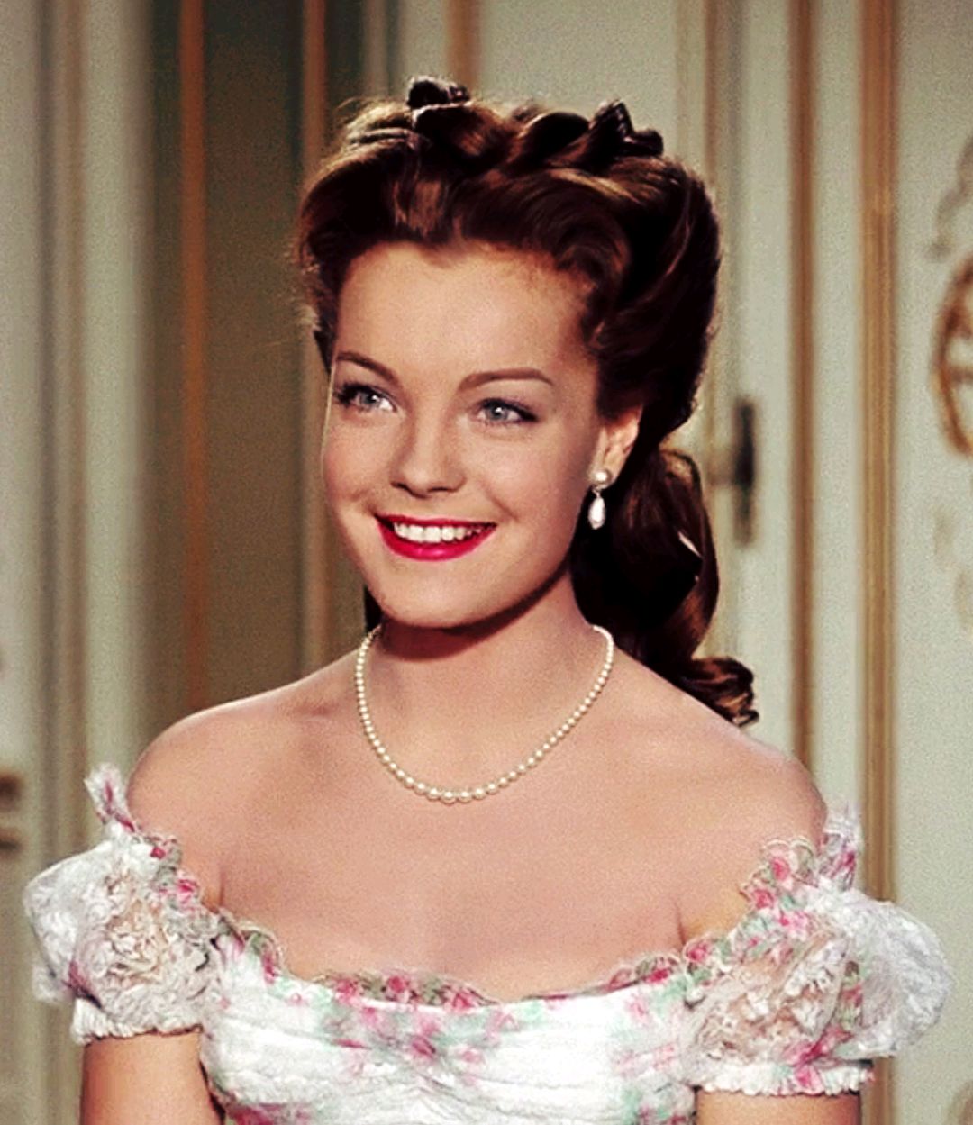 罗密·施奈德是"氛围美人":现代装普通,欧洲古典扮相美得发光