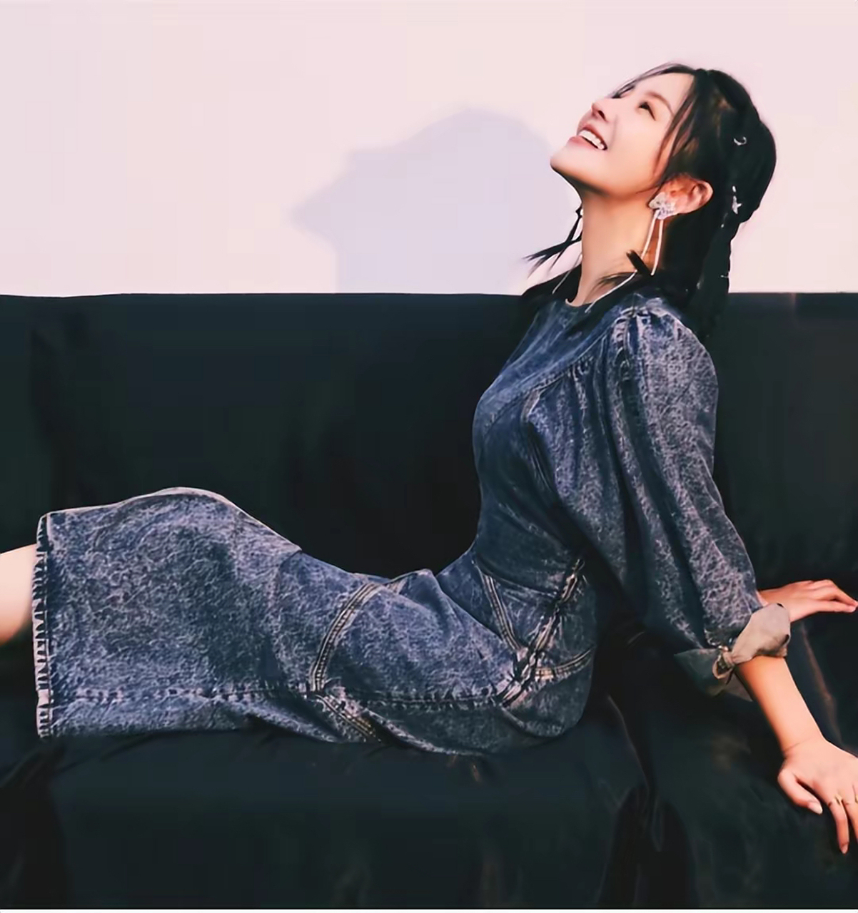 杨子珊穿着一身连体的牛仔服,这样的牛仔服穿在杨子珊身上,也是直接