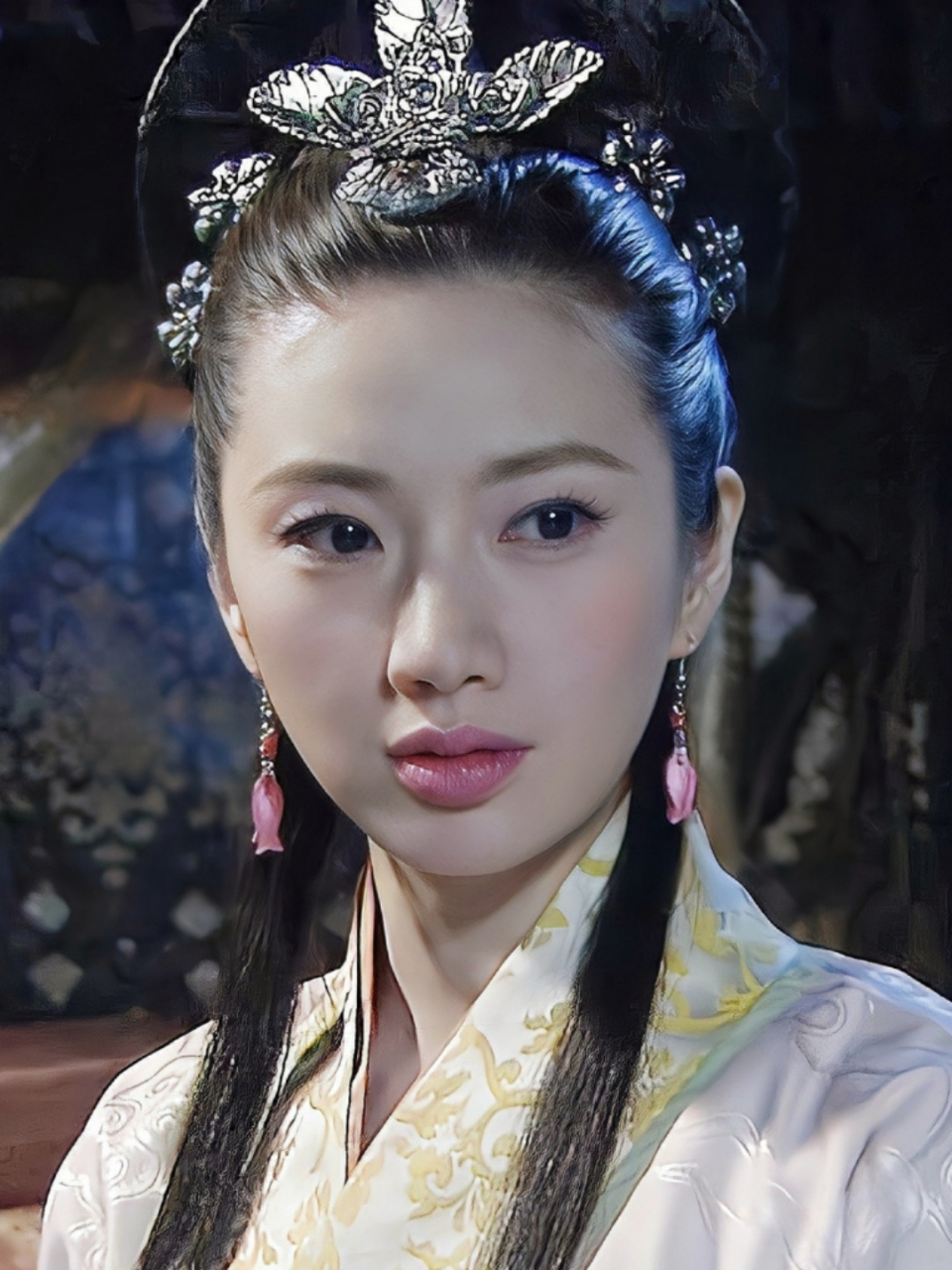 她是《以家人之名》里面贺梅的扮演者苑冉