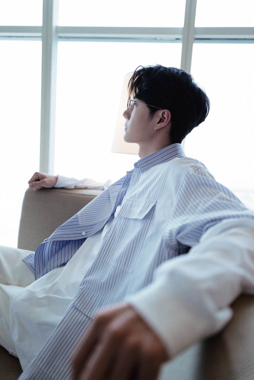 王一博的眼镜哦,清新舒朗,唤醒纯真,带上明媚轻松的心情,静静感受时光