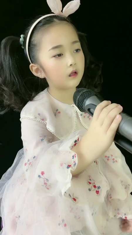 网红小美女深情演唱歌曲烛光里的妈妈感动哭了