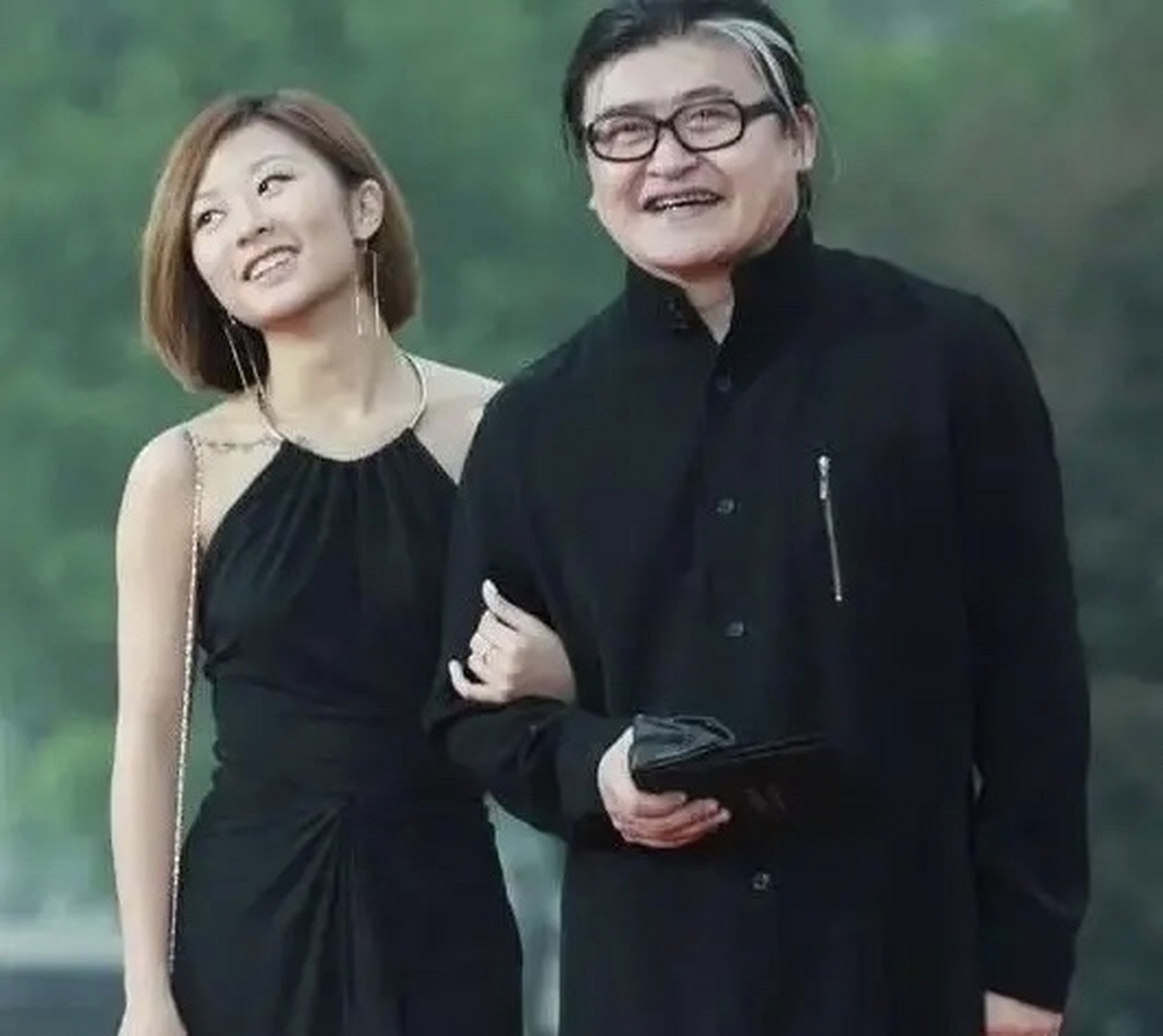 尽管才认识9天,刘欢便向卢璐求婚,并成功赢得她的心.