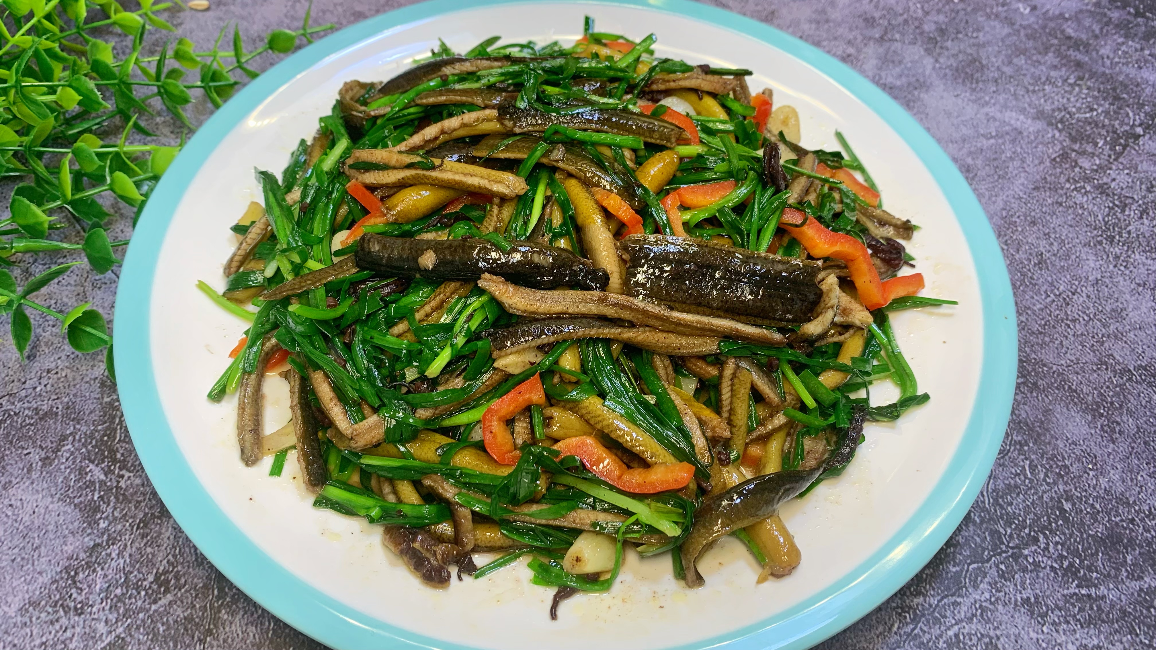 苏北特色菜“韭菜炒鳝丝”这样做,鳝丝肉嫩鲜美,韭菜翠绿爽口