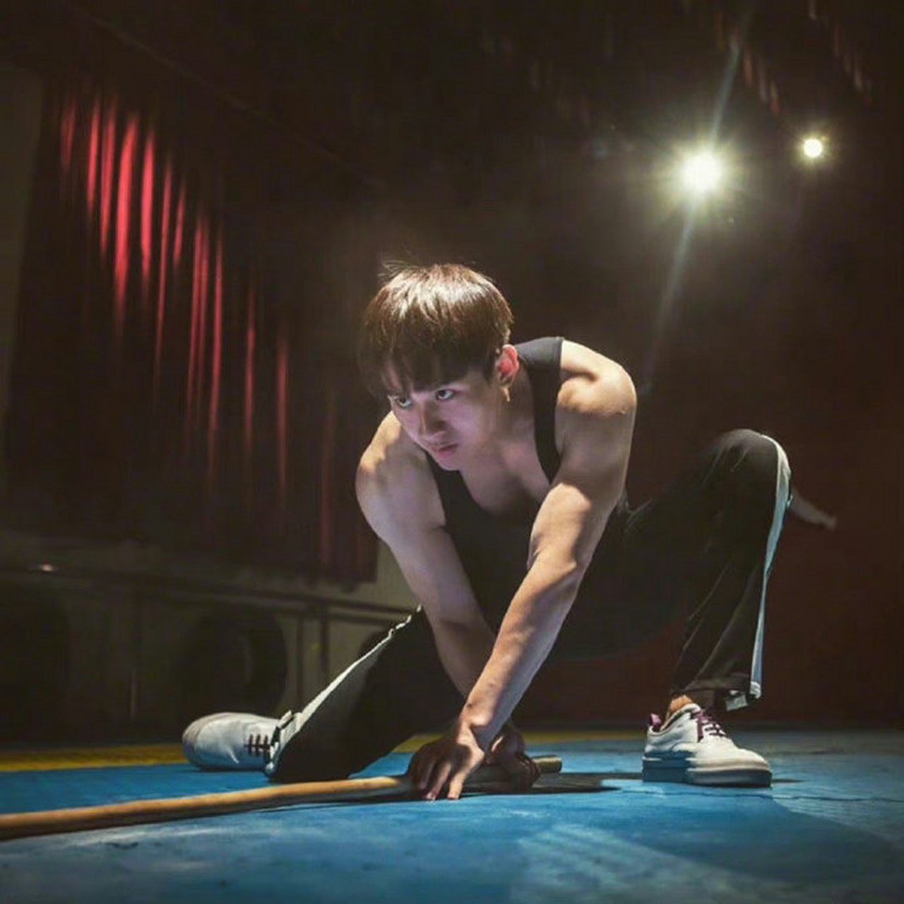 成毅居然胸肌这么大,像个猛男,但是脸却那么幼,主打一个反差～ 67