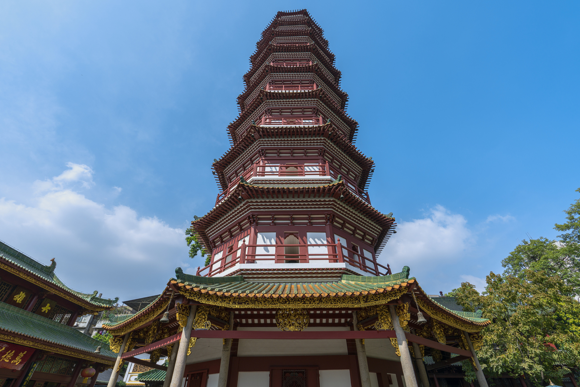 佛山不仅有着悠久的历史和独特的文化,还以其美食,美景和艺术闻名于世