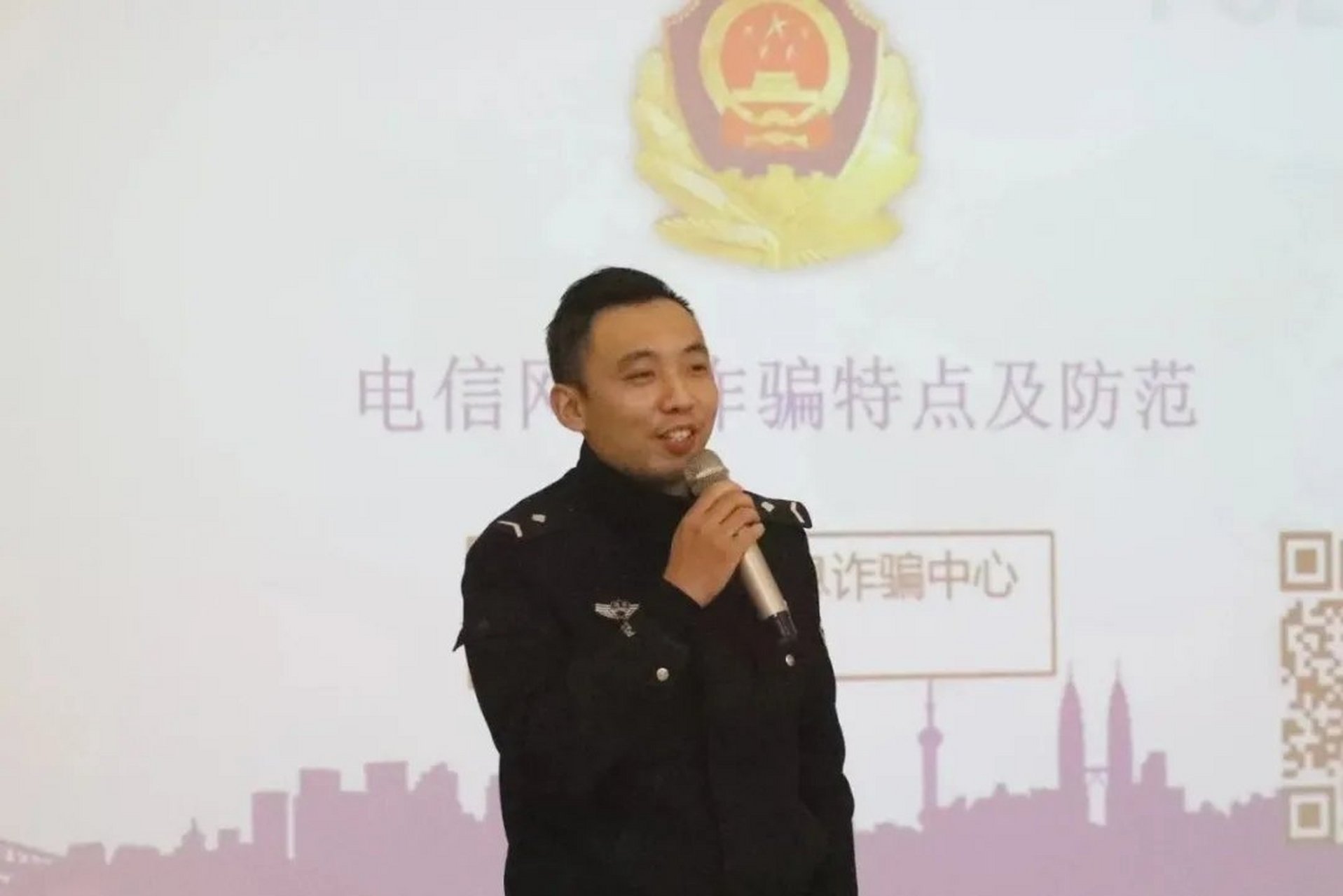 12月2日上午,河南省开封市金明池派出所社区警务人员邵岩等一行3人