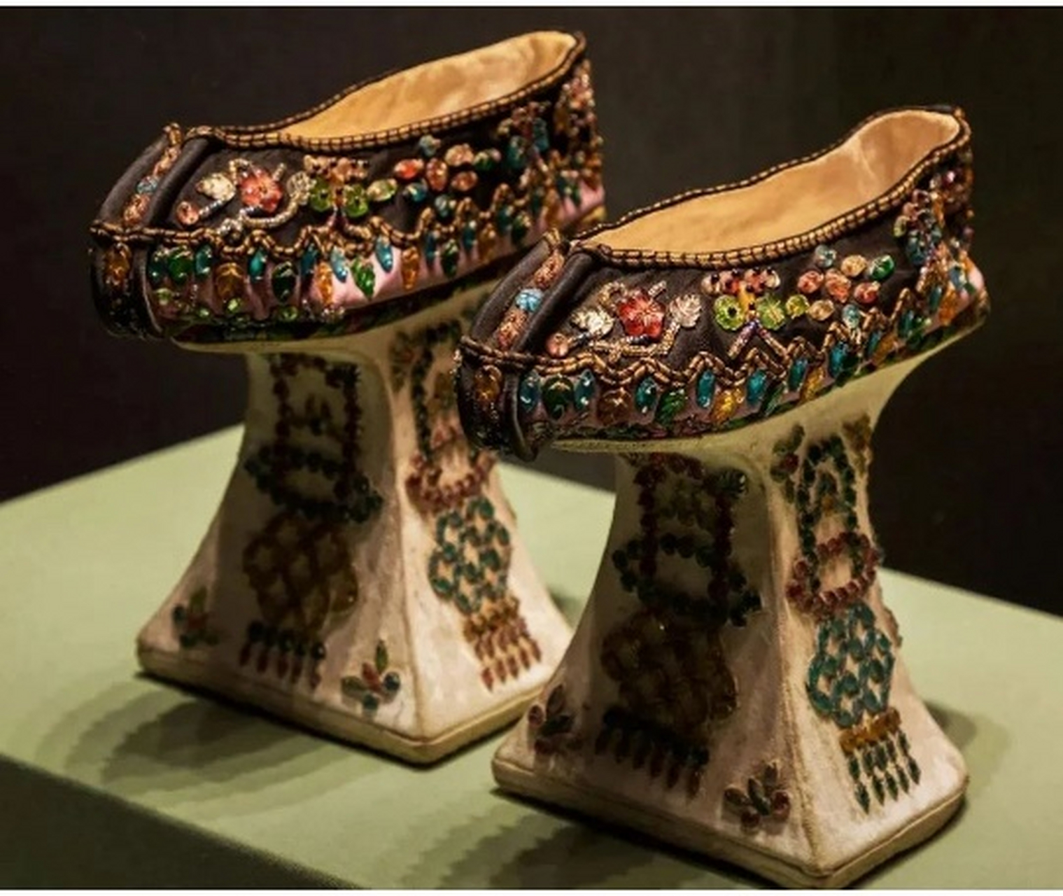 慈禧爱珠如命,几乎所有的鞋子上都镶满了珍珠,有的甚至超过了500颗.