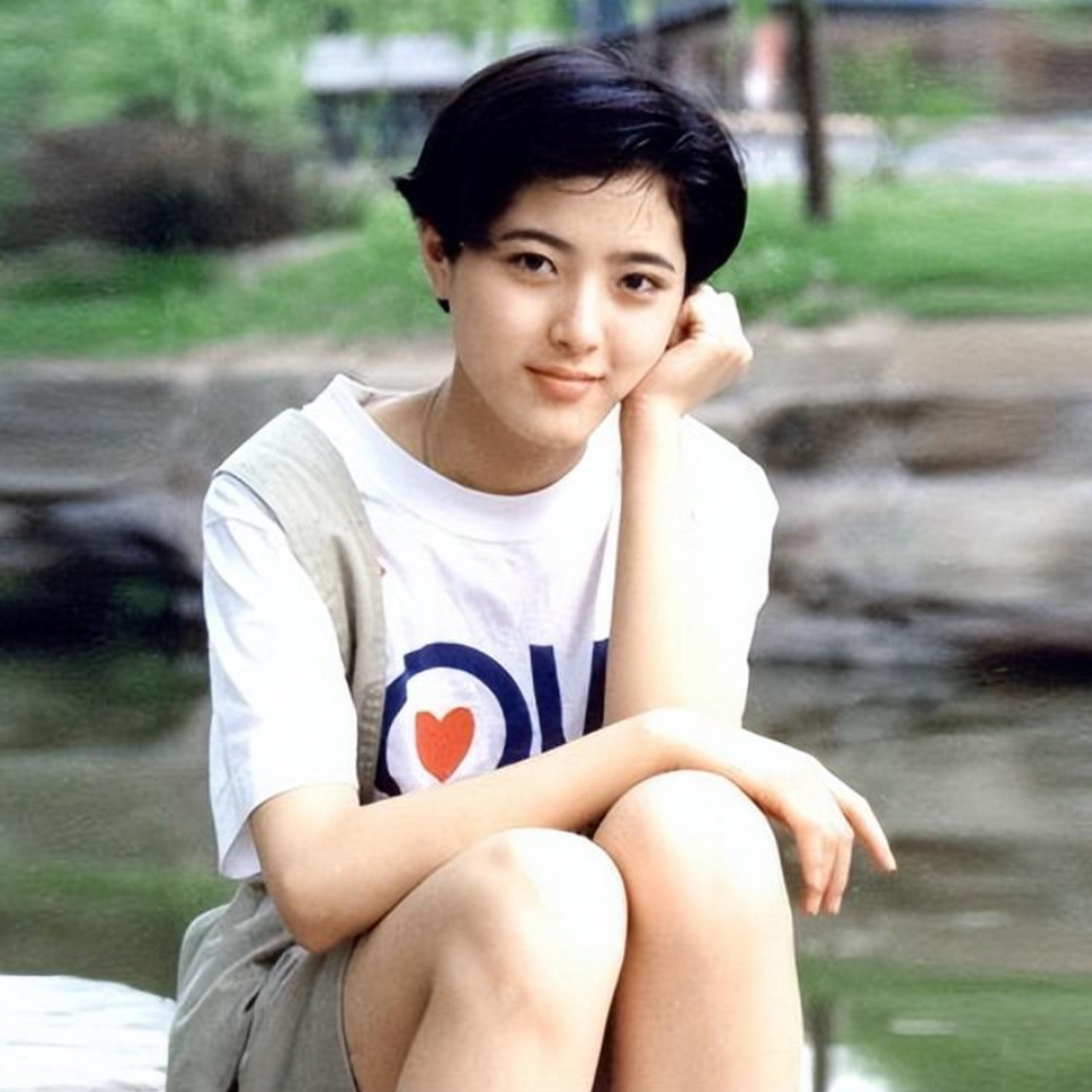 老照片,青少年时的曾黎,就已经开始有艺术气息了,属于短发型美女.