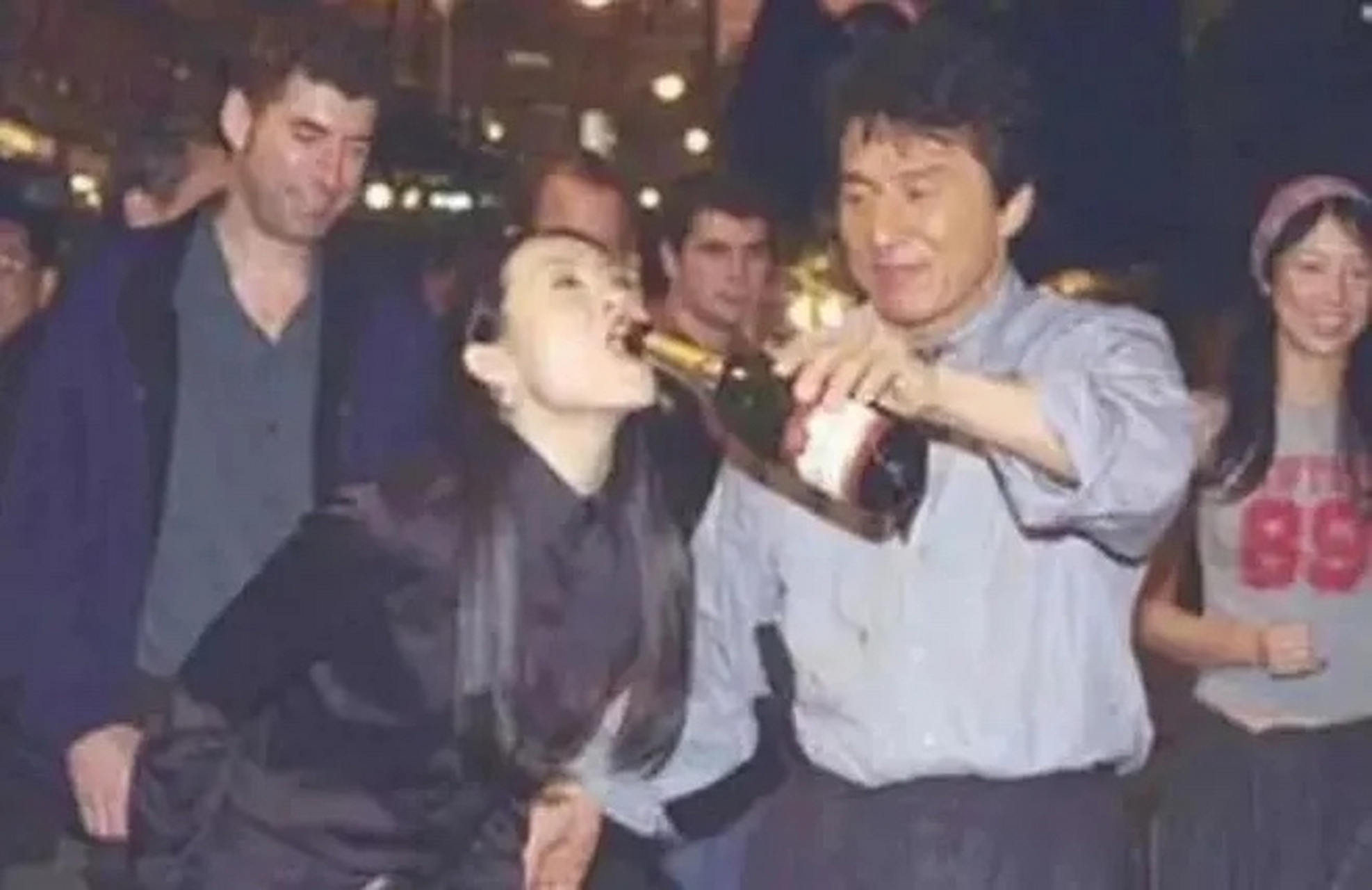 有次,成龙举行生日宴.