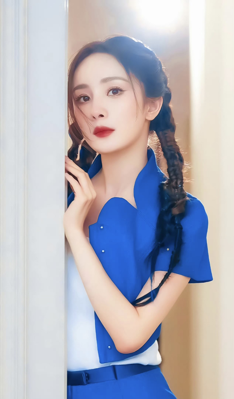 杨幂# 杨幂密室大逃脱#  蓝色系 and 红色 ​​​