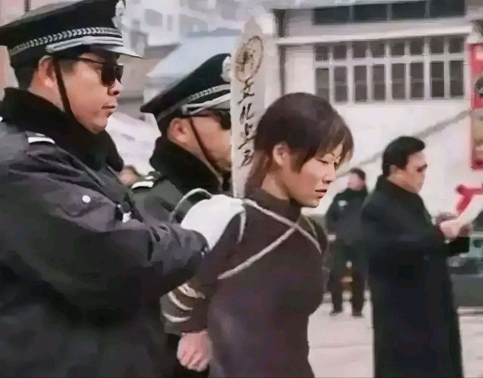 2002年,陕西西安,公判大会上,五花大绑的姜丽丽在两名执法人员的押解