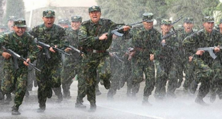 士兵突击:钢七连战功赫赫,为何却被撤编?何洪涛指明问题所在