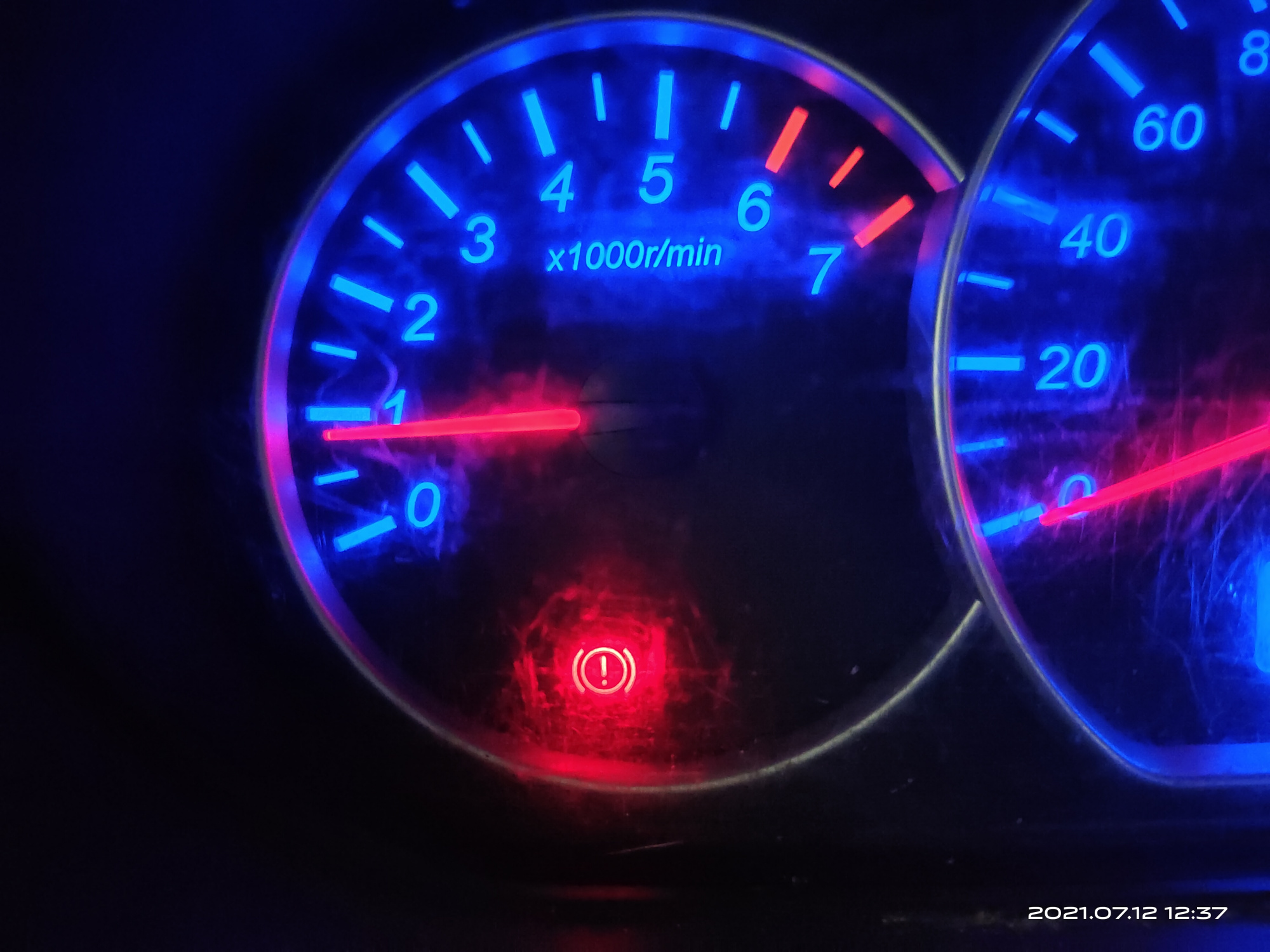 仪表盘上,亮起这个灯是啥问题?