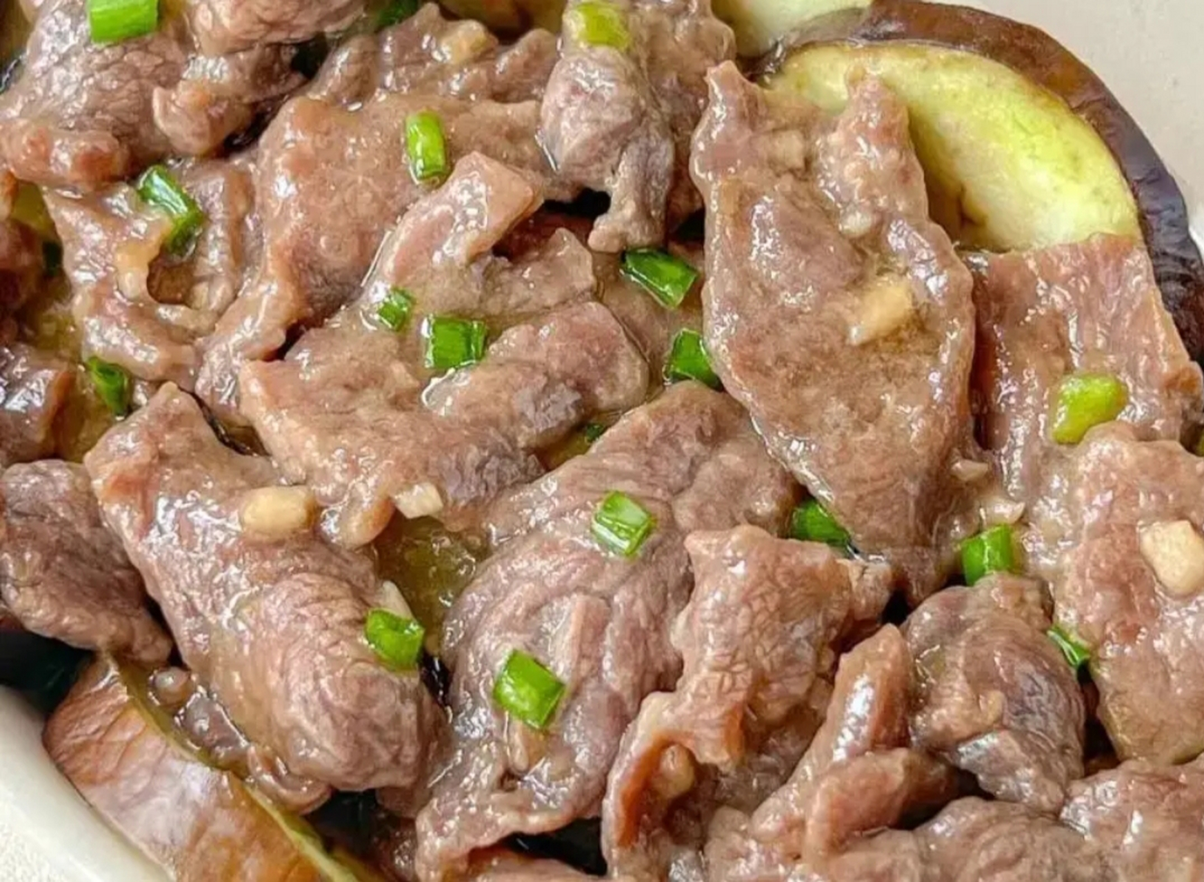 我的美食分享#  茄子蒸牛肉  食材:茄子,牛肉,葱花,姜蒜末.