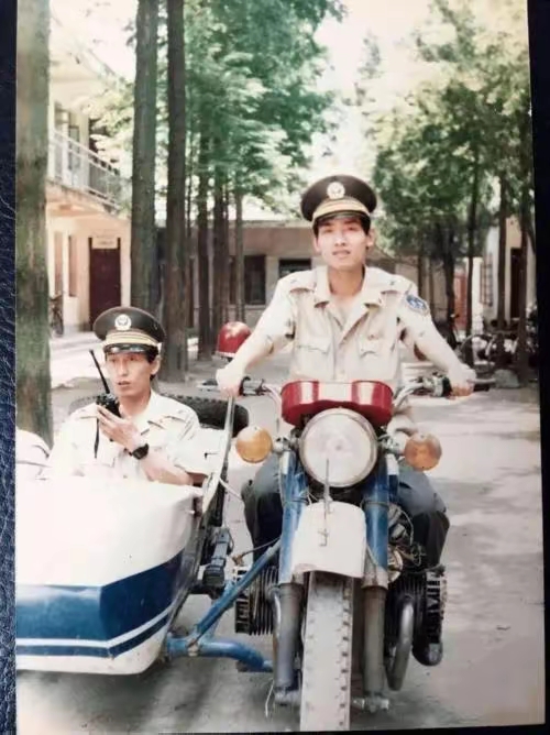 公安厅厅长艾丕善外出巡查被非法设卡拦截,他说:你们是什么人?