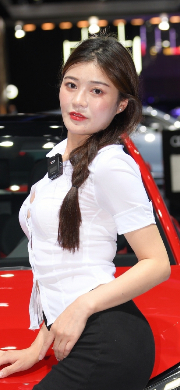 大辫子女车模壁纸