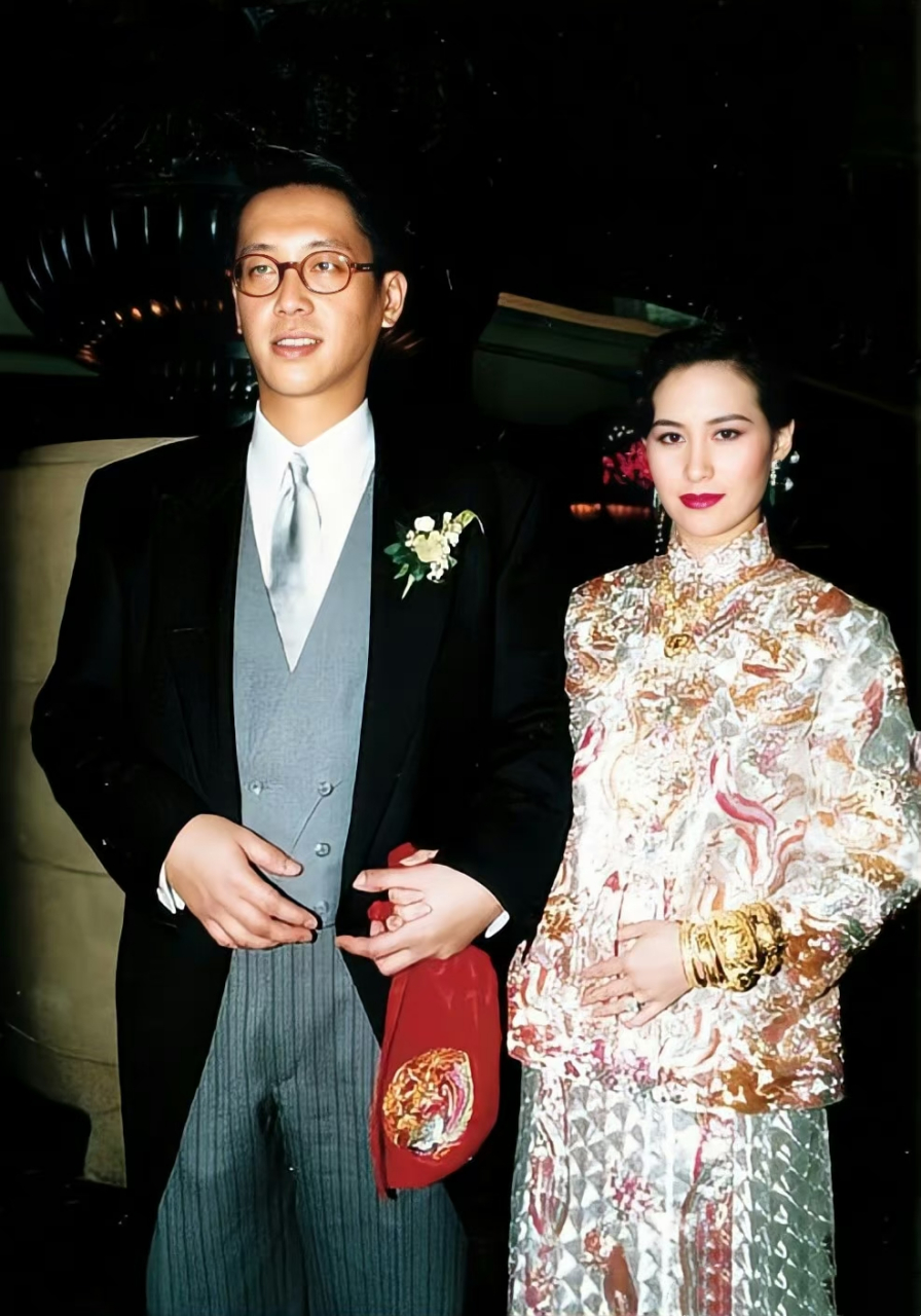 何超琼和何超莲的罕见同框,赌王基因强大,两姐妹长大太像了.