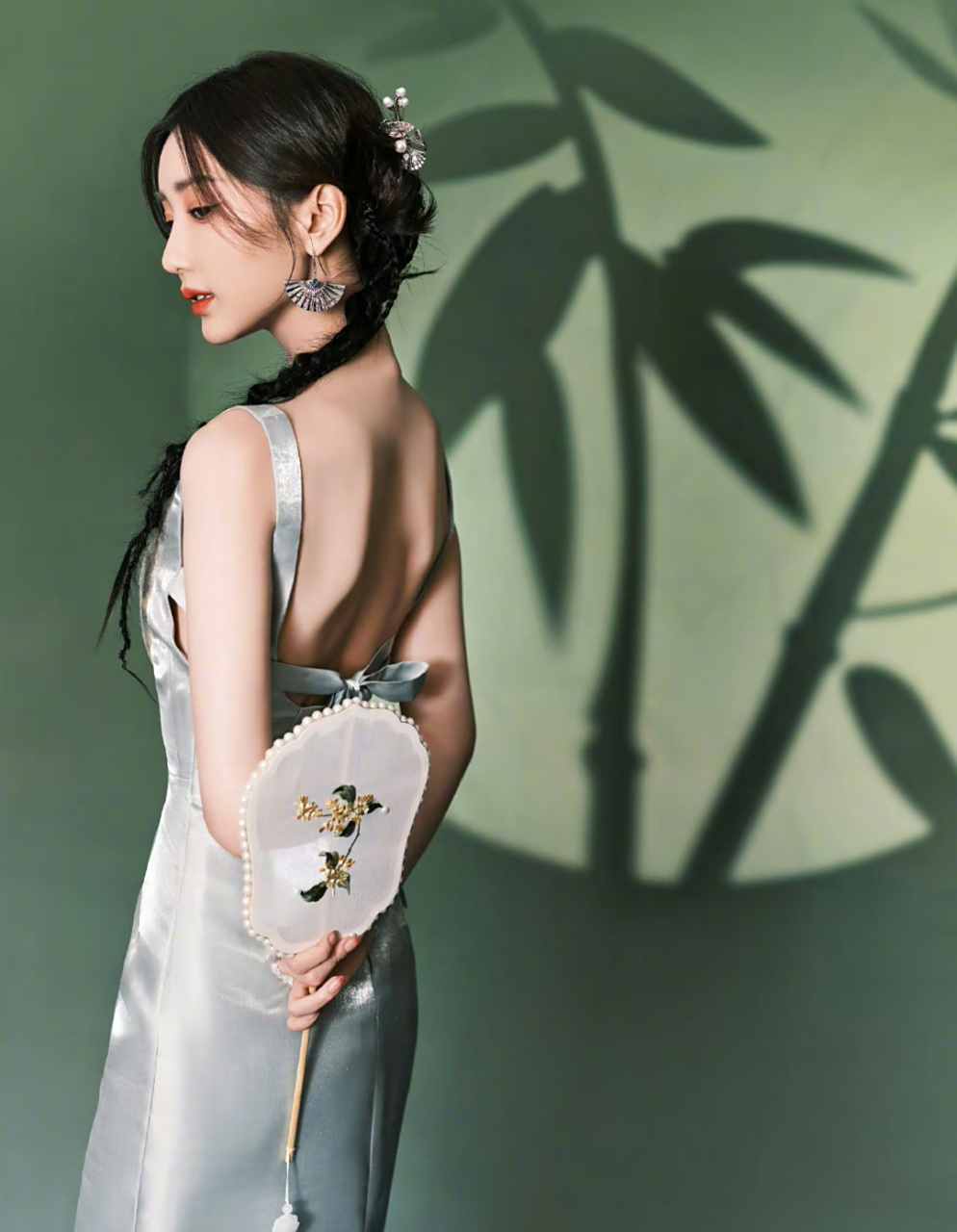 毛晓彤# 央视碧水长歌颂端阳,身穿国风旗袍,清纯妩媚的容颜,白皙四圹