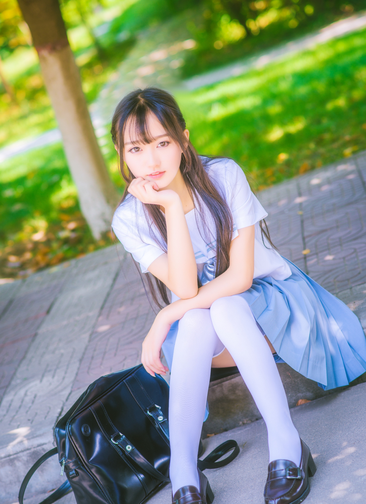 在林荫小道里巧笑嫣然的"白丝"jk少女,放学后要一起去约会吗?