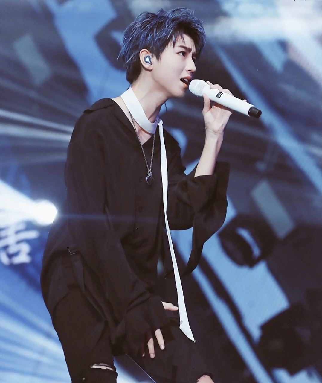 王俊凯# #帅哥# #王俊凯电影749局# 现在回看王俊凯的四周年舞台依然