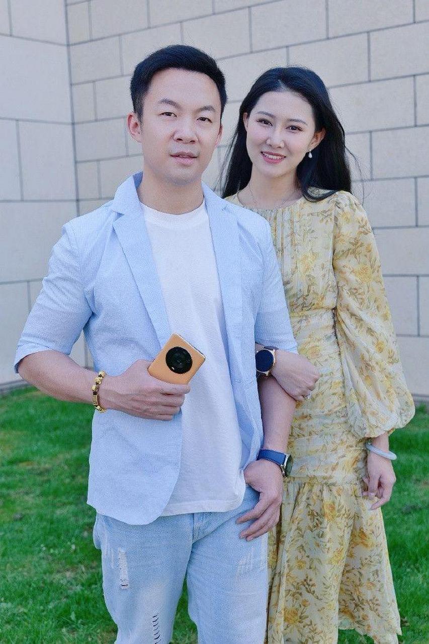 恭喜!34岁体操冠军郭伟阳求婚成功,现场浪漫,深情拥吻高颜值娇妻