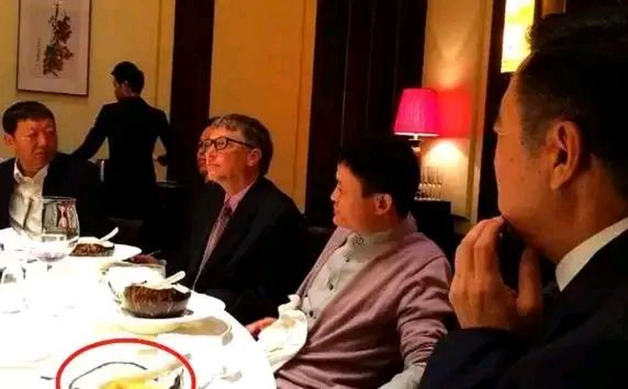 中国首富马云宴请世界首富比尔盖茨吃饭,菜单一公布,让人觉得不可思议
